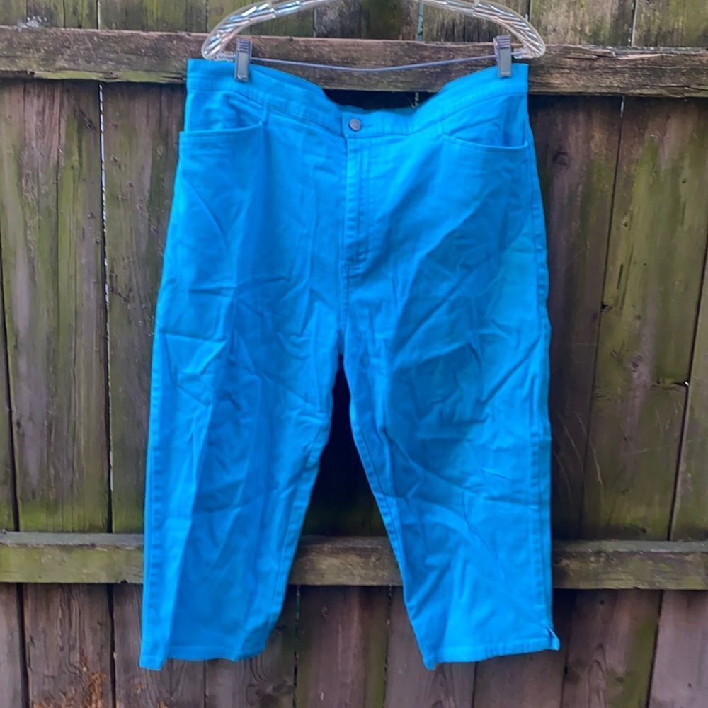 Bill Blass blue capris sz. 16 petite